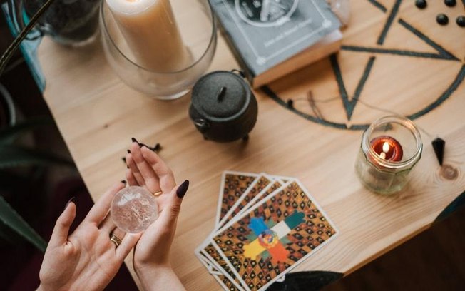 Leia mais sobre o artigo Magia com tarot: use as cartas a seu favor