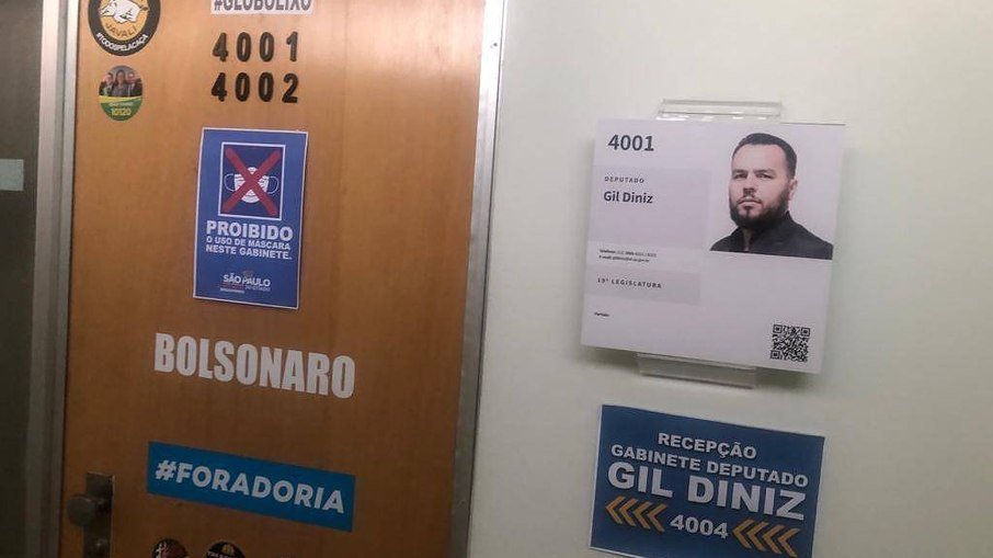 Leia mais sobre o artigo Deputado coloca placa ‘proibindo’ o uso de máscara na porta de sua sala na Alesp