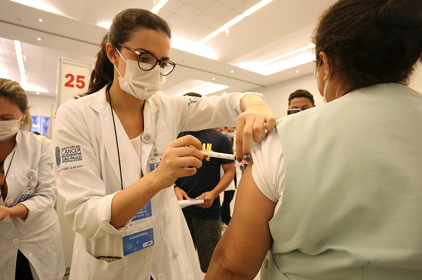 Leia mais sobre o artigo Um ano após 1º caso, Senado aposta em vacinação para mudar rumo da pandemia