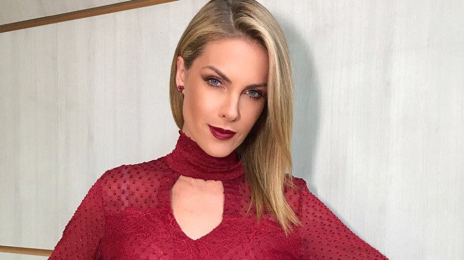 Leia mais sobre o artigo Aos 40 anos, Ana Hickmann analtece sua força e planeja troca de silicone