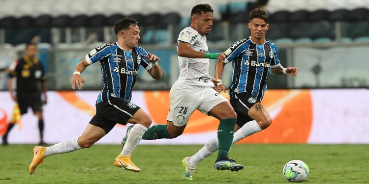 Leia mais sobre o artigo Com um jogador a menos,  Palmeiras vence Grêmio na penúltimo jogo