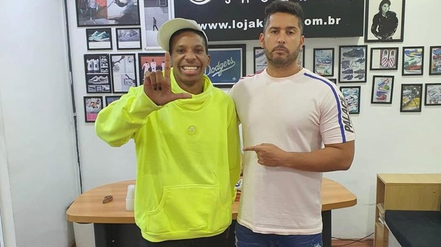 Leia mais sobre o artigo Lucas Penteado é recebido pelo CEO da King Sneakers durante visita a showroom