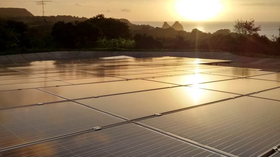 Leia mais sobre o artigo Fernando de Noronha pode ser o 1º lugar do Brasil movido 100% a energia solar