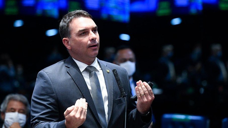 Leia mais sobre o artigo Militares sobre mansão de Flávio Bolsonaro: “ele que se explique”