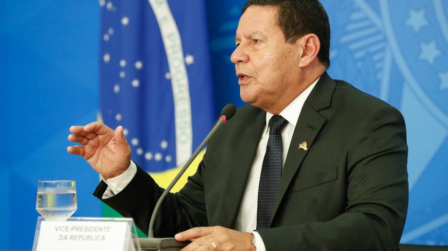 Leia mais sobre o artigo ‘Não adianta você querer impor algo nacional’, diz Mourão sobre covid-19