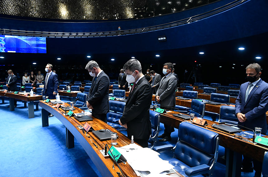 Leia mais sobre o artigo Senadores fazem um minuto de silêncio em homenagem às vítimas da covid-19