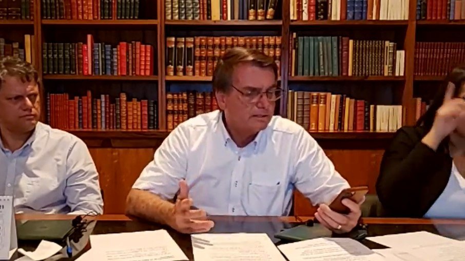 Leia mais sobre o artigo Bolsonaro ataca mídia: “Falando mentiras sobre minha interferência na Petrobras”