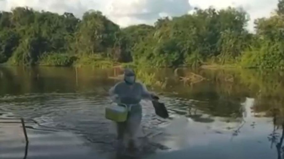 Leia mais sobre o artigo Enfermeira atravessa rio para vacinar idosa na Paraíba