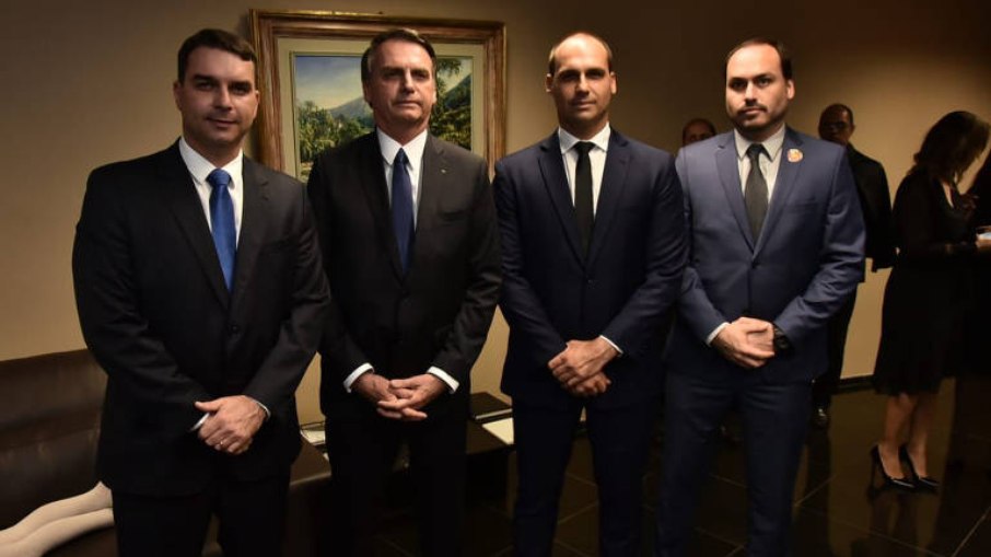 Leia mais sobre o artigo Filhos de Bolsonaro passam a negociar em nome do governo após vitória de aliados