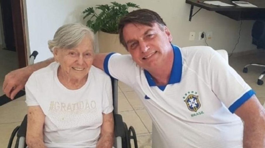 Leia mais sobre o artigo Mãe de Bolsonaro recebe 2ª dose da vacina contra Covid-19 em Eldorado-SP