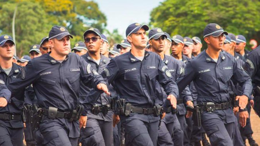 Leia mais sobre o artigo Bolsonaro aceitar fatiar PEC do auxílio para não congelar salários de policiais