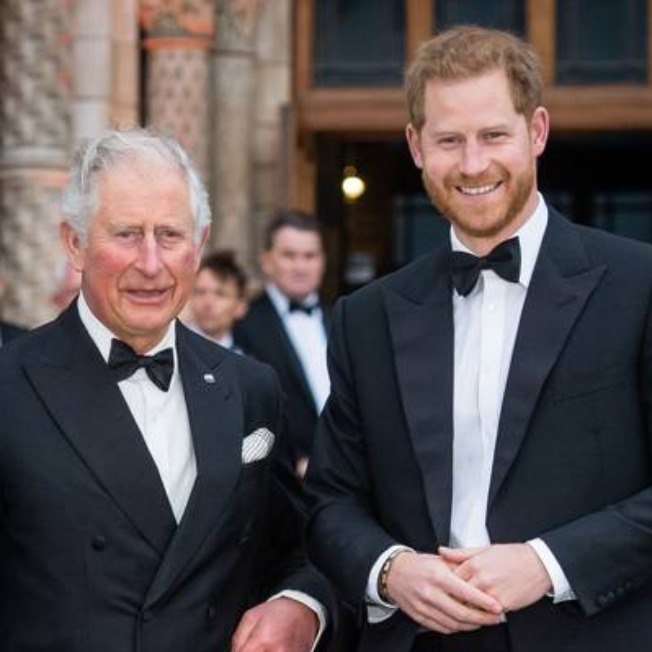 Leia mais sobre o artigo Príncipe Charles responde com ‘riso nervoso’ a pergunta sobre Harry e Meghan