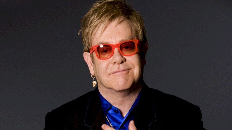 Leia mais sobre o artigo Elton John chama igreja de “hipócrita” por não abençoar casamentos gays