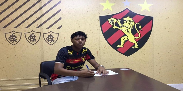 Leia mais sobre o artigo Campeão Estadual Sub-15 e Sub-17, goleiro Paulo Victor assina primeiro contrato profissional pelo o Sport